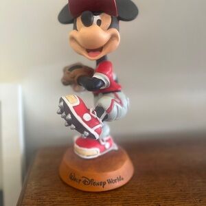 Walt Disney Disneyland Resort Mickey Mouse Bobblehead Baseball Pitcher  Figurine